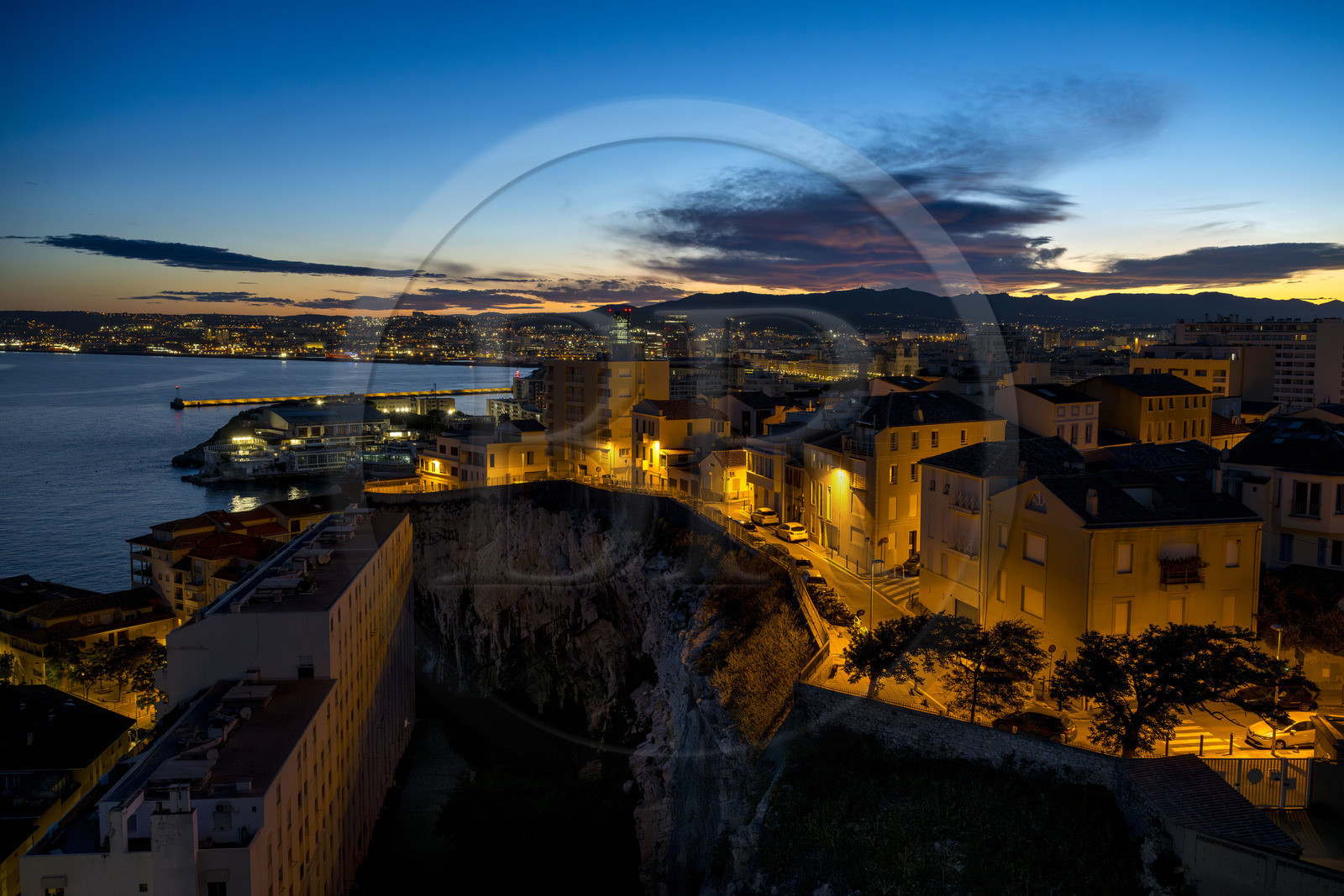 France, Bouches-du-Rhône (13), Marseille, immeuble de la rue Sollier, la piscine du Cercle des Nageurs de Marseille et le port de commerce en arrière plan