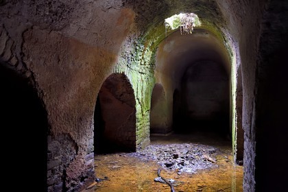 France, Var (83), Fréjus, Forum Julii, vestige de la citerne de l'époque augustéenne sous la plateforme où se situait la cité administrative romaine