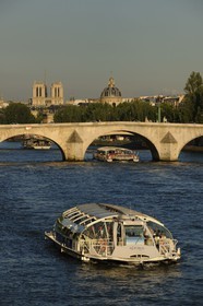 France, Paris (75), les rives de la Seine classées Patrimoine Mondiale de l'UNESCO, batobus devant le Pont Royal, Notre-Dame et l'Institut de France