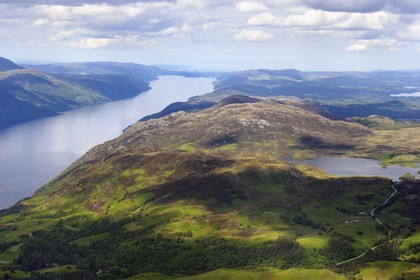 Royaume-Uni, Ecosse, Highland, le Loch Ness à la hauteur de Fort Augustus, Inverness et le Moray Firth en arrière plan (vue aérienne)