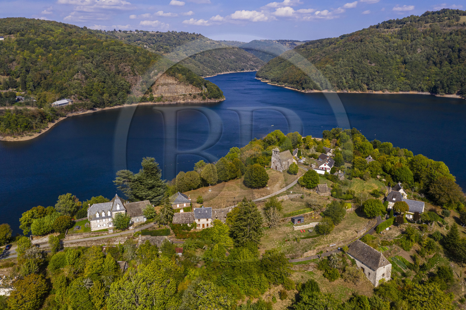 France, Aveyron (12), Gorges de la Truyère, presqu'ile de Laussac, retenue du barrage de Sarrans (vue aérienne)