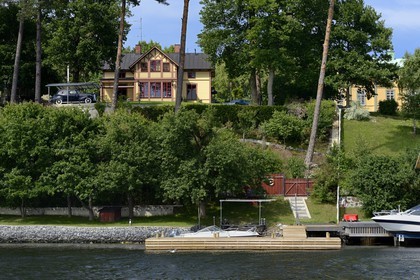 Sweden, Stockholm archipelago, Lännerstasundet, nice villa and vintage car