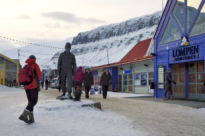Norvège, Svalbard, Spitzberg, Longyearbyen, la statue en bronze commémorative des mineurs se trouve sur la place entre Lompensentret et le magasin Svalbard dans la rue principale
