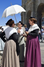 France, Bouches-du-Rhône (13), Arles, la course camarguaise de la Cocarde d'Or aux Arènes, amphithéâtre romain de 80-90 après JC, classé Patrimoine Mondial de l'UNESCO, arlésiennes en costume traditionnel