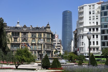 Espagne, Pays basque espagnol, Biscaye, Bilbao, Federico Moyua Plaza et la Tour Iberdrola