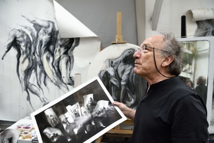 France, Ivry-sur-Seine (94), l'artiste plasticien Ernest Pignon-Ernest dans son atelier