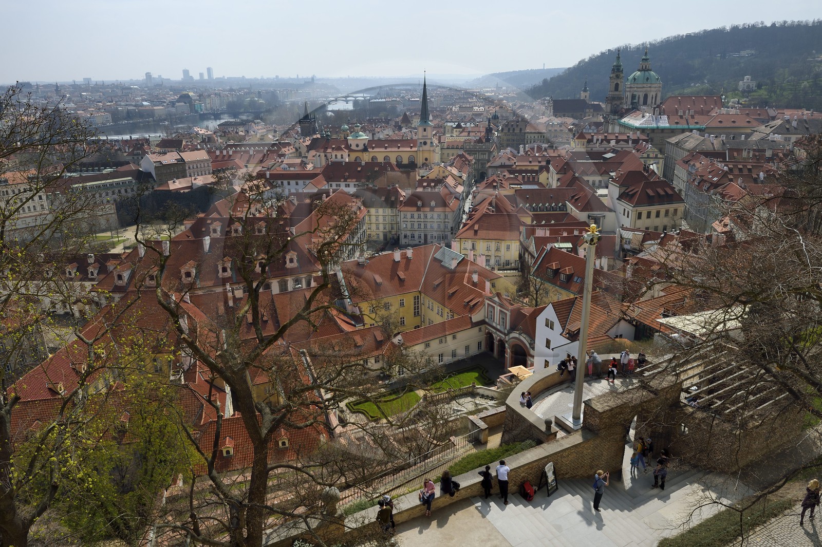 République Tchèque, Prague, quartier de Mala Strana et Kampa avec le petit jardin Furstenberg en premier plan, l'église baroque Saint Nicolas (Sv. Mikulase) en arrière plan