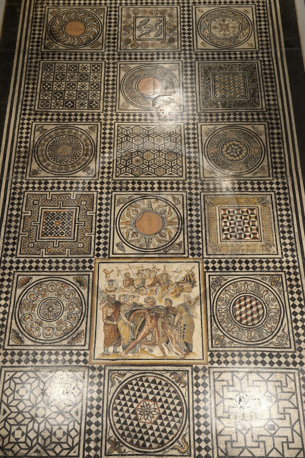 France, Rhône (69), Lyon, site historique classé Patrimoine Mondial de l'UNESCO, colline de Fourvière, musée gallo-romain de Fourvière, mosaïque L'ivresse d'Hercule datant du IIème siècle et en provenance du maison de Vienne