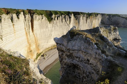 France, Seine-Maritime (76), Pays de Caux, Côte d'Albâtre, Etretat, la falaise au sud de la Manneporte