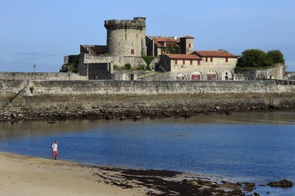 France, Pyrénées-Atlantiques (64), la côte du Pays-Basque, Ciboure, la plage et le fort de Socoa construit sous Louis XIII remanié par Vauban dans la baie de Saint-Jean-de-Luz