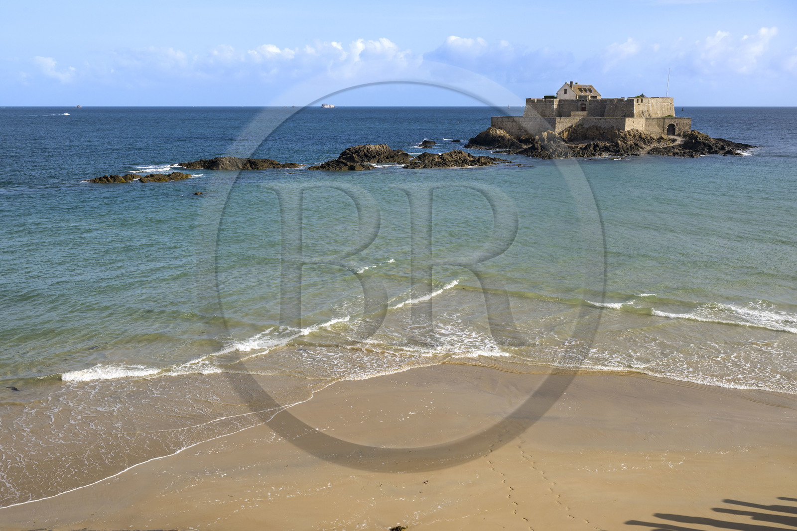 France, Ille-et-Vilaine (35), Côte d'Emeraude, Saint-Malo, Fort National conçu par Vauban et construit par Garangeau au XVIIème siècle vu depuis le haut des remparts et la plage de l'éventail au premier plan
