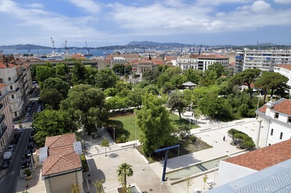 France, Var (83), Toulon, quartier Chalucet, le Jardin Alexandre 1er et le port en arrière plan