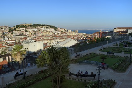 Portugal, Lisbonne, vue sur la ville depuis le Miradouro de Sao Pedro de Alcantara et le Castelo Sao Jorge (château Saint Georges) sur la colline