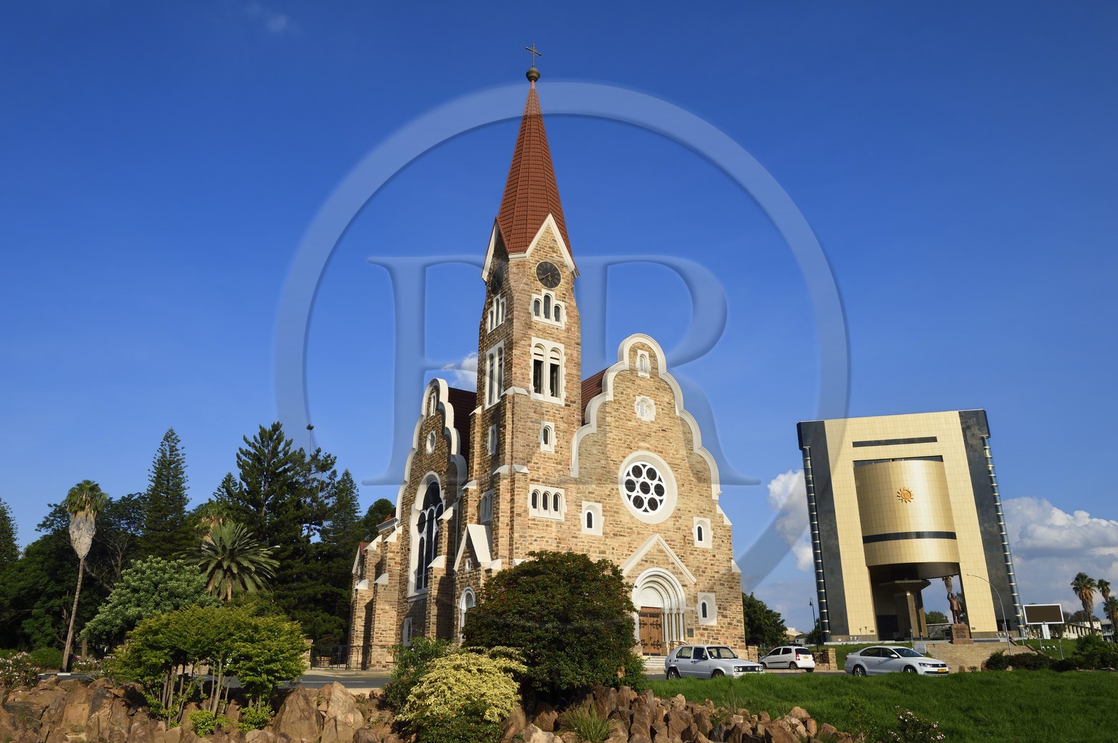 Namibie, région de Khomas, Windhoek, Christ Church (or Christuskirche), église luthérienne dessinée par l'architecte Gottlieb Redecker et le Independence Memorial Museum construit par la Corée du Nord