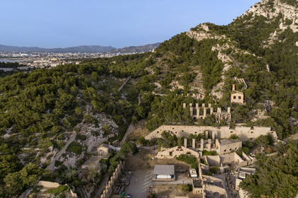 France, Bouches-du-Rhône (13), Marseille, quartier des Goudes, La Friche de l'Escalette dans les ruines d’une ancienne usine de traitement de plombau pied du massif de Marseilleveyre et la ville de Marseille en arrière plan (vue aérienne)