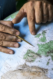 France, Charente (16), Cognac, globe terrestre artisanal peint à l'aquarelle par Gabriel Gaborel créateur de OrbisTerrae