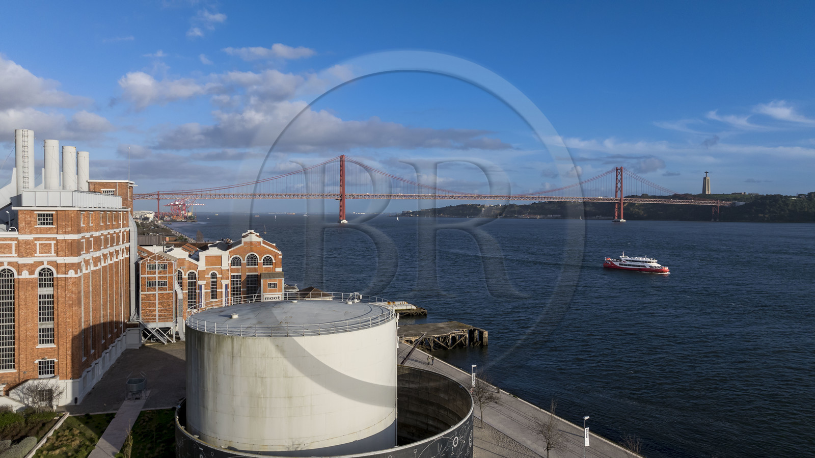 Portugal, Lisbonne, le MAAT (musée d'art, d'architecture et de technologie) installé aussi dans l'ancienne centrale électrique de Central Tejo et le pont du 25 de Abril sur le Tage en arrière plan (vue aérienne)