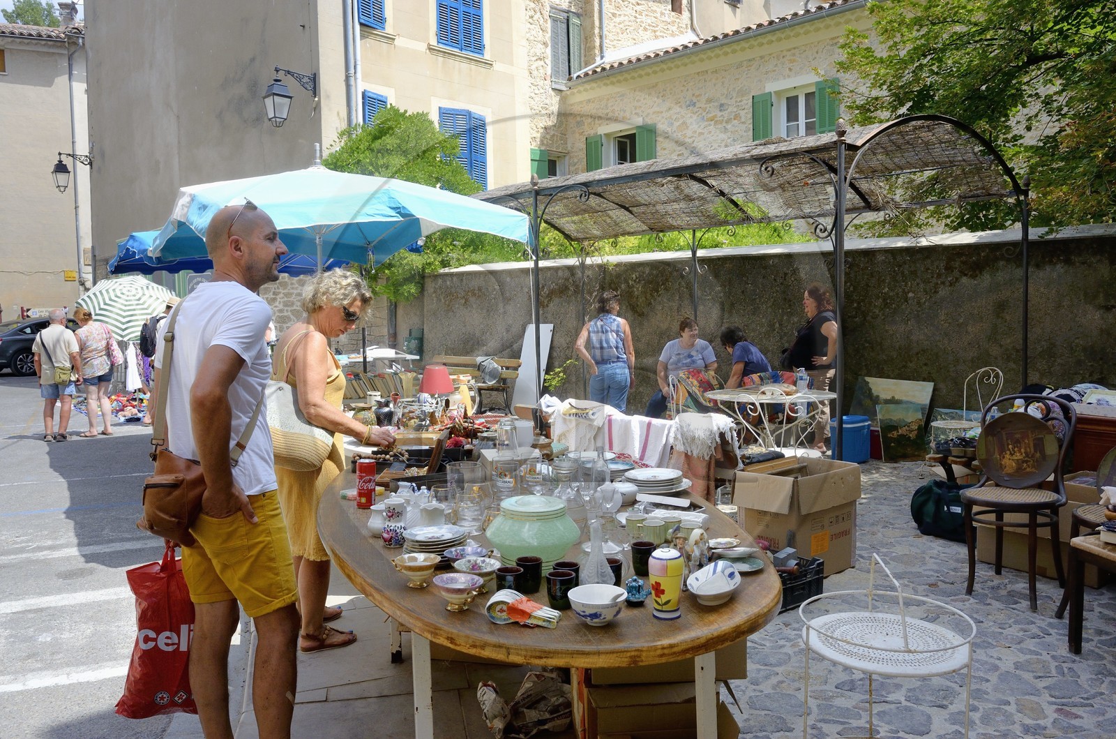 France, Var (83), Provence Verte, vide-grenier dans le village de Correns