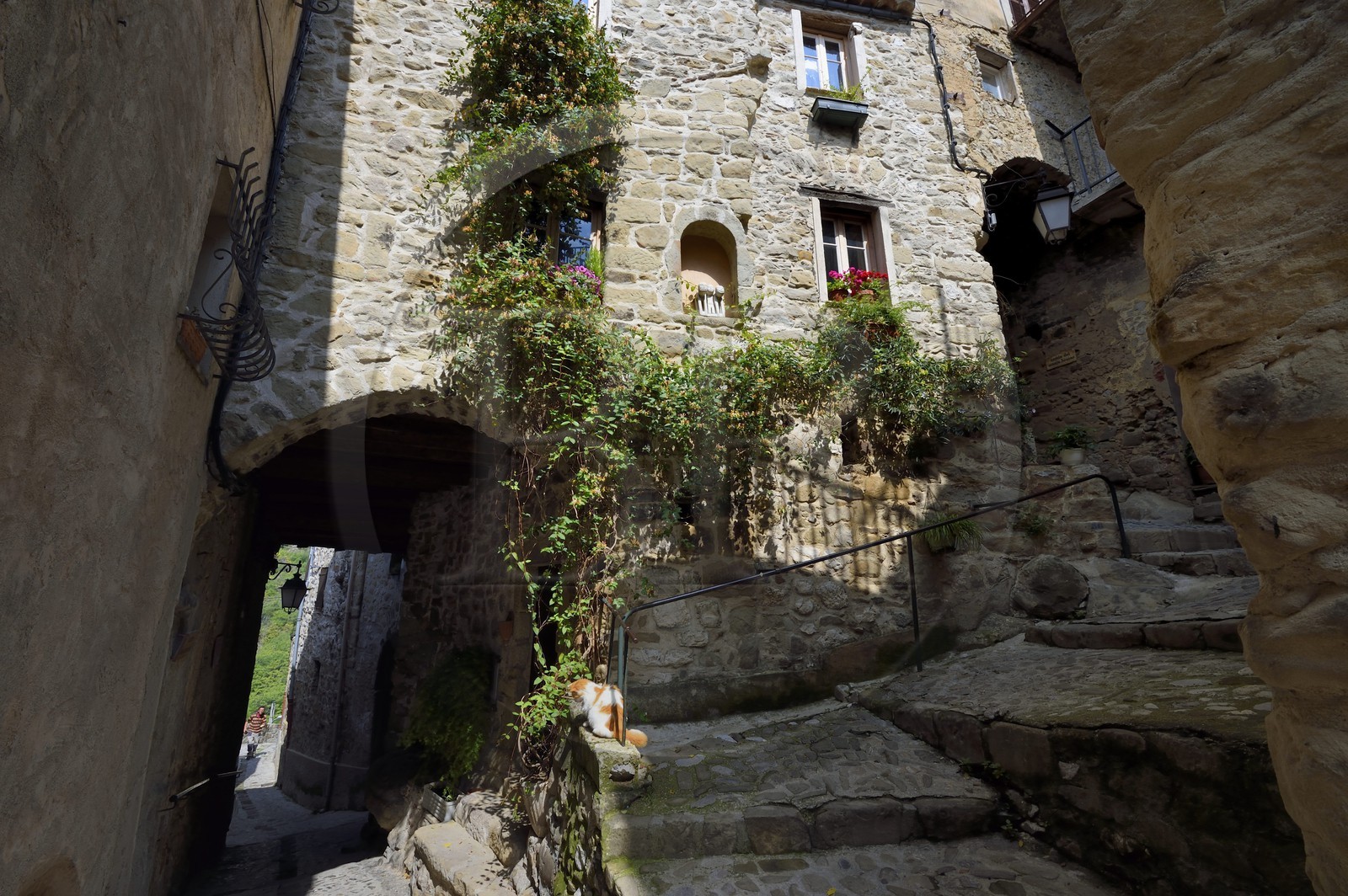 France, Alpes-Maritimes (06), Coaraze, labellisé Les Plus Beaux Villages de France, pontis (passage couvert) à l'entrée du village