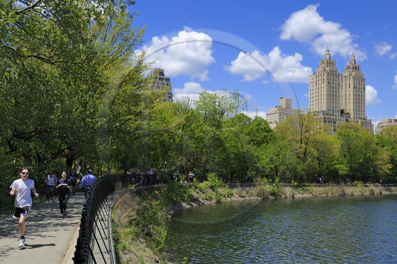 Etats-Unis, New York, Manhattan, Central Park, footing autour du Réservoir entouré de buildings