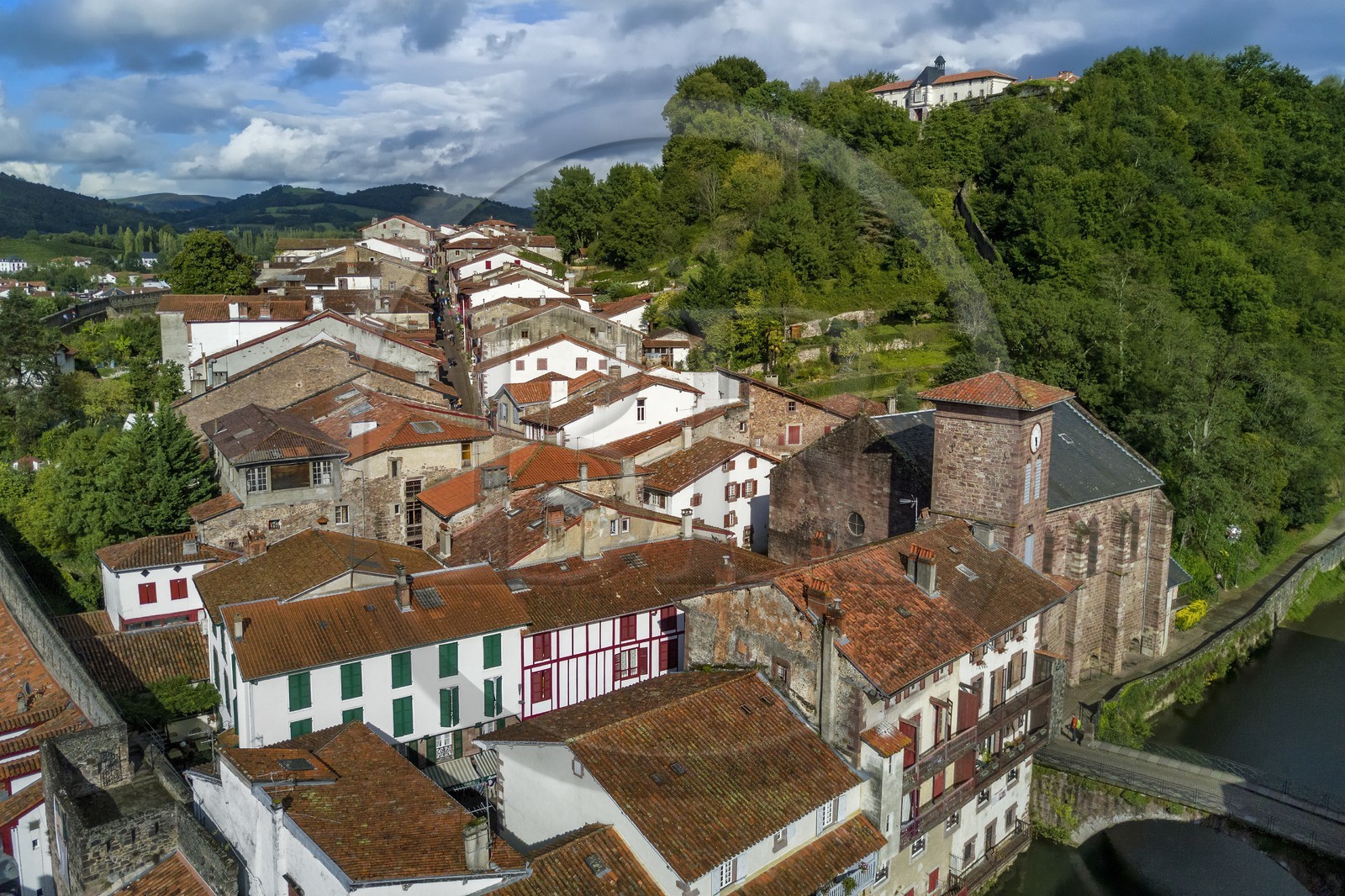 France, Pyrénées-Atlantiques (64), Pays-Basque, Saint-Jean-Pied-de-Port dominé par la citadelle, le Pont Vieux sur la rivière Nive de Béhérobie et l'église de l'Assomption ou Notre-Dame du Bout du Pont (vue aérienne)