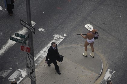 Etats-Unis, New York, Manhattan, Times Square, le Naked Cow-boy (cow boy nu) fait son show sur Broadway