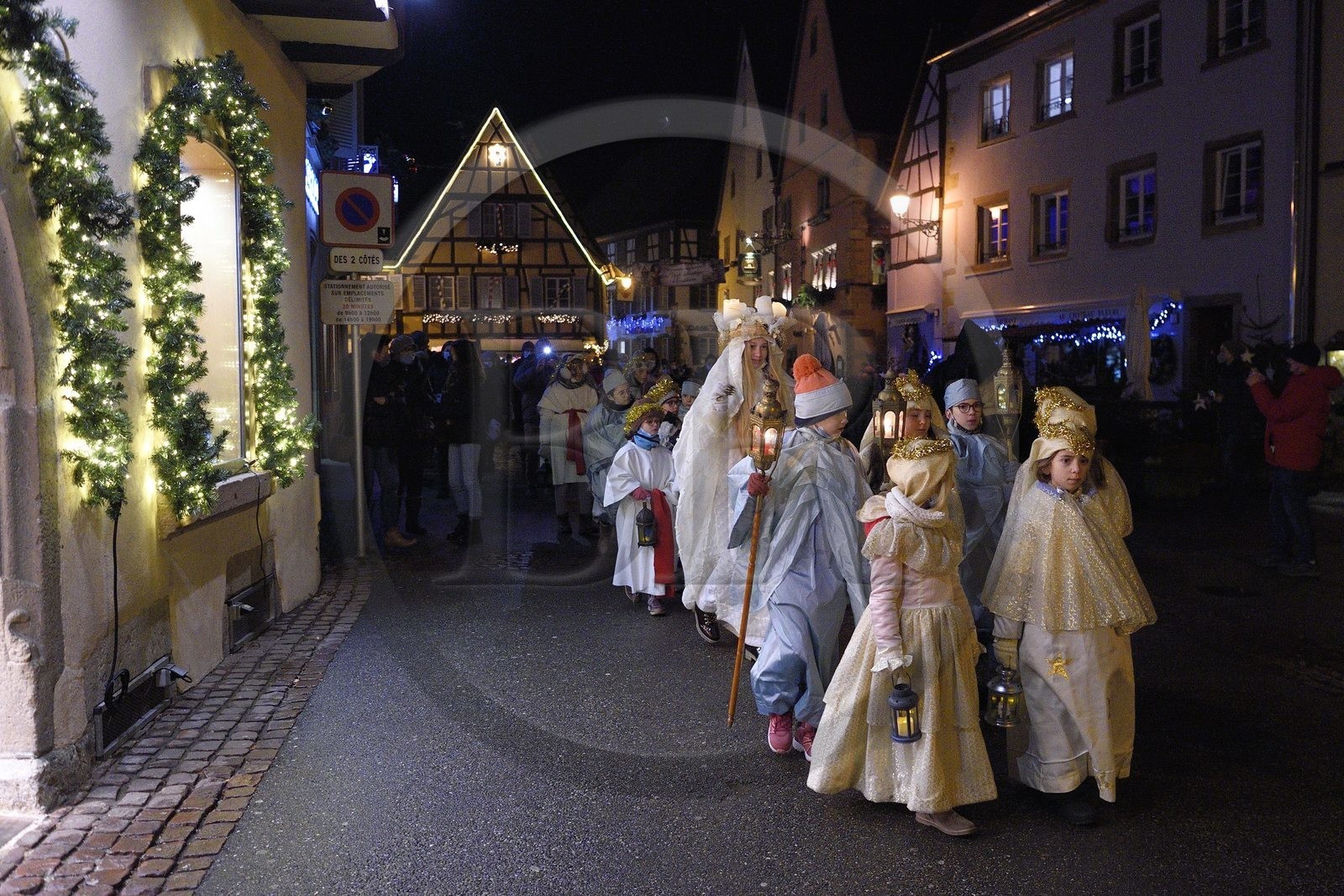France, Haut-Rhin (68), Eguisheim, le Christkindel avec sa couronne de bougies et les anges accompagnent les nombreux enfants tenant leurs lampions pour la Procession des Lumières dans les ruelles de la ville, elle rend hommage à Sainte-Lucie, l'un des personnages traditionnels du Noël alsacien