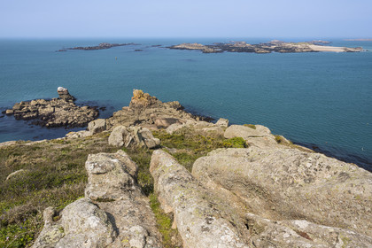 France, Côtes-d'Armor (22), Côte de Granit Rose, Trébeurden, Ile Millau, Ile Molène en arrière plan