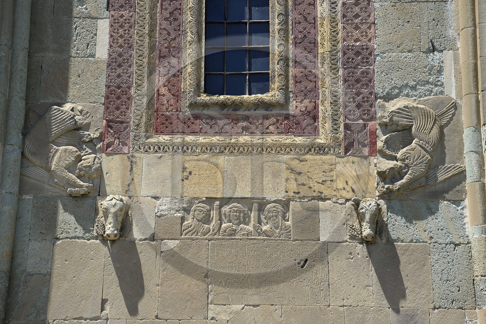 Géorgie, Mtskheta Mtianeti region, Mtskheta, la cathédrale Svetitskhoveli, classée Patrimoine Mondial de l'UNESCO, bas-reliefs de la façade orientale