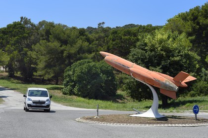 France, Var (83), Iles d'Hyères, Parc national de Port Cros, Ile du Levant, Base-Vie dans la zone militaire, une des premières cibles qui simulent des missiles ou des avions