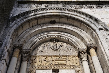 France, Nièvre (58), La Charité-sur-Loire, tympan du clocher Sainte Croix