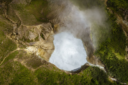 Caraïbes, Ile de la Dominique, Castle Bruce, Parc national du Morne Trois Pitons classé Patrimoine Mondial de l'UNESCO, Vallée de la Désolation, Boiling Lake, deuxième plus grand lac en ébullition du monde issu d'une fumerolle inondée (vue aérienne)