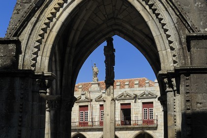 Portugal, région du Minho, Guimaraes, ville classée Patrimoine Mondial de l' UNESCO, belvedere gothique devant l'Eglise de Nossa Senhora Da Oliveira sur la place Largo da Oliveira
