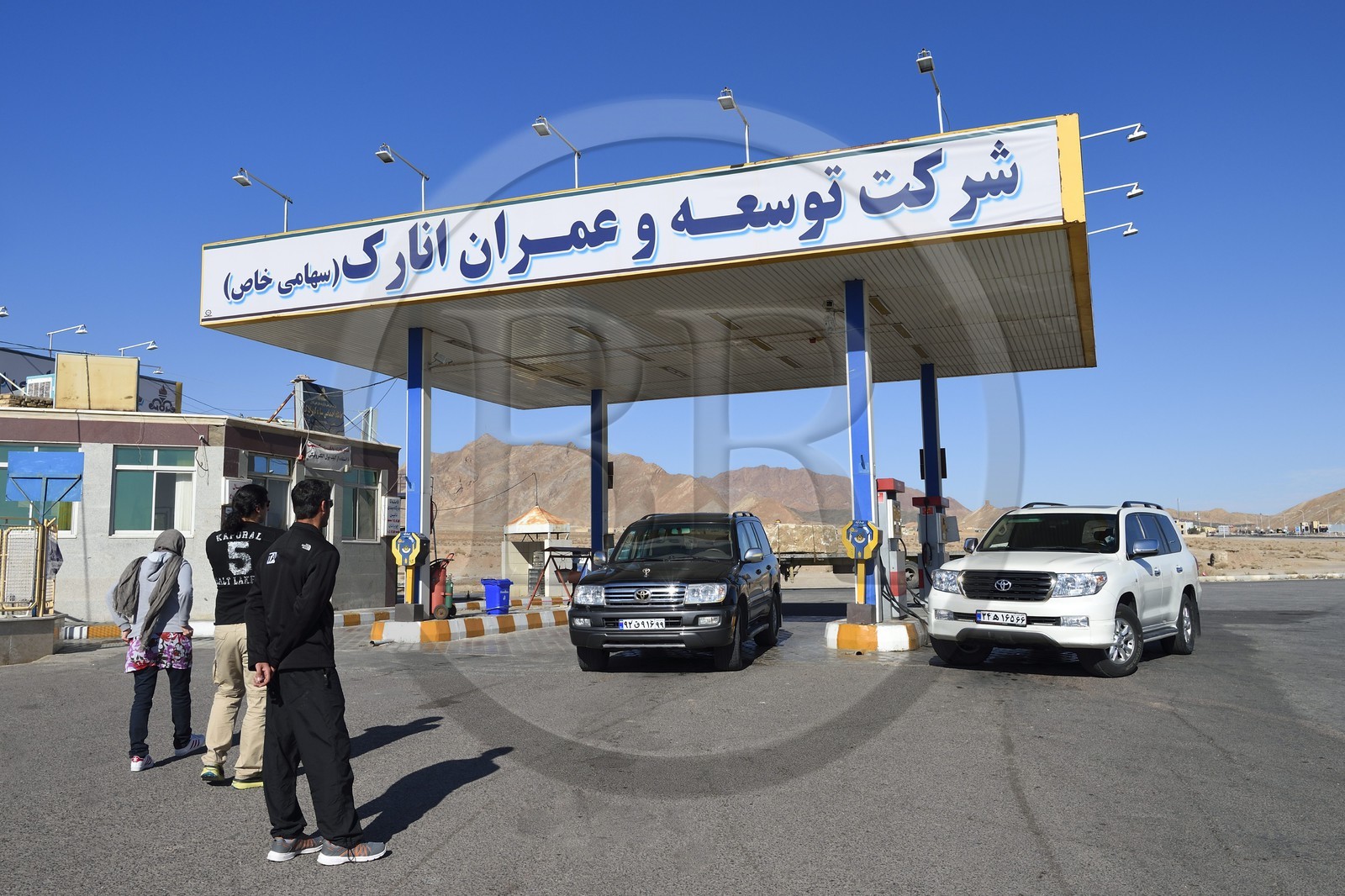 Iran, Province d'Ispahan, désert du Dasht-e Kavir, ville de Anarak, Toyota Land Cruiser 4x4 à la station service