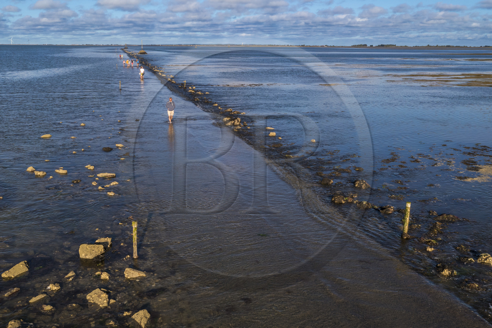 France, Vendée (85), île de Noirmoutier, Barbatre, promeneurs sur le passage du Gois à marée montante, chaussée submersible qui relie l'île au continent à marrée basse (vue aérienne)