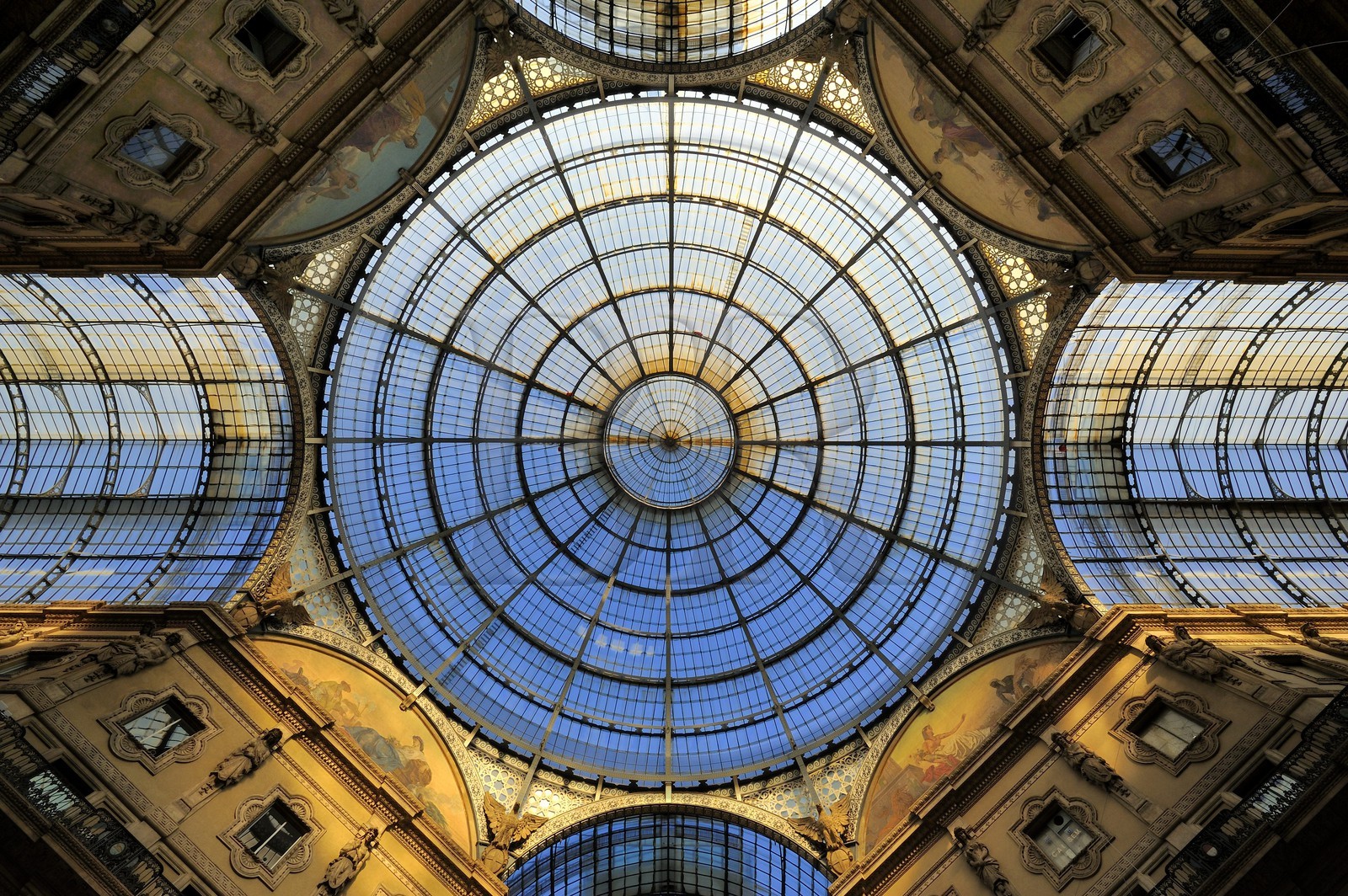 Italie, Lombardie, Milan, la galerie Vittorio Emanuele II, galerie commerçante construite au XIXe siècle par Giuseppe Mengoni, la verrière