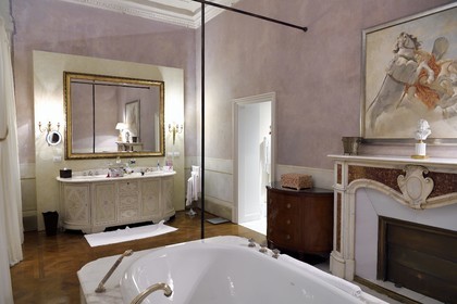 Italie, Toscane, Florence, centre historique classé Patrimoine Mondial de l'UNESCO, Palazzo Della Gherardesca, palace 5 étoiles Four Seasons Hotel Firenze, salle de bain d'une suite