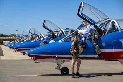 France, Bouches-du-Rhône (13), Salon-de-Provence, base aerienne 701, base de la Patrouille de France (PAF pour Patrouille acrobatique de France) de l'Armée de l'air et de l'espace française, le pilote, le capitaine Cédric Queyranne, termine de se préparer aux côtés de l'adjudant Nicolas Renard, son mécanicien, pour un vol à bord de son avion Alphajet