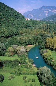 France, Savoie (73), le lac du Bourget, bateau à vapeur Asphodèle II de 1990 sur le canal de Savières (vue aérienne)