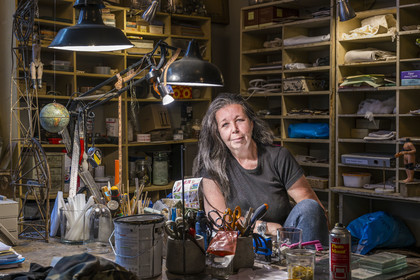 France, Vaucluse (84), Avignon, la décoratrice d’intérieur Pascale Palun dans son atelier-boutique Vox Populi spécialiste dans la création de luminaires et objets de décoration