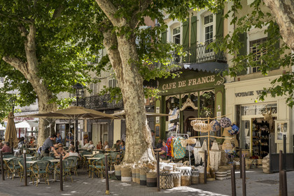 France, Vaucluse (84), L'Isle-sur-la-Sorgue, vieille ville, place de la Liberté, terrasse sous les platanes du Café de France