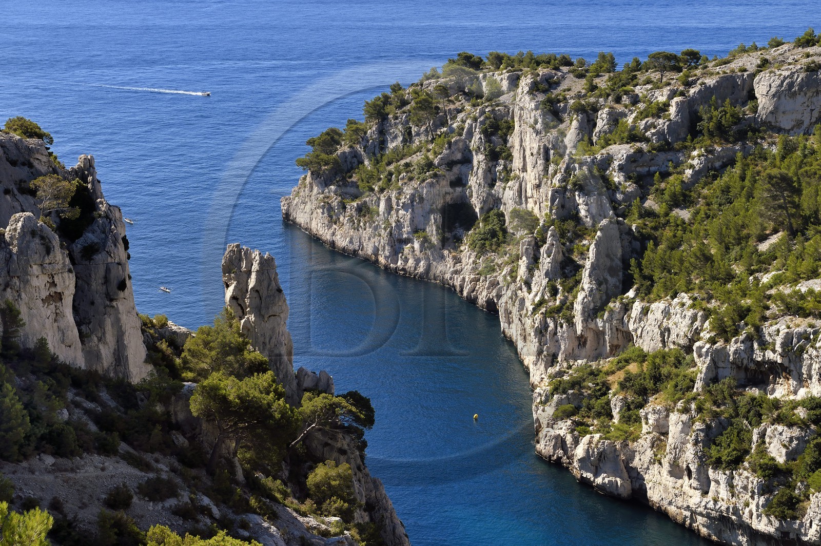 France, Bouches-du-Rhône (13), Marseille, Parc national des Calanques, Calanque d'En-Vauet au centre le rocher appelé le Doigt de Dieu (demande d'autorisation nécessaire avant publication)