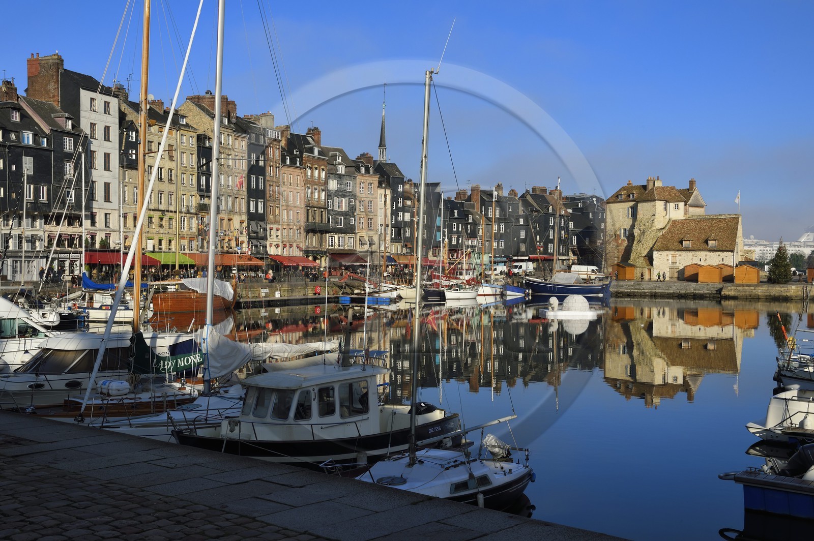 France, Calvados (14), Pays d'Auge, Honfleur, le Vieux-Bassin, le quai Sainte-Catherine et la Lieutenance en arrière plan