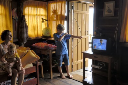 Brésil, Etat de Rio de Janeiro, Paraty, Ile Catimbau, la maison familliale à la mode Robinson Crusoé de Maria Irène Campers, Thomas Campers joue avec son arc