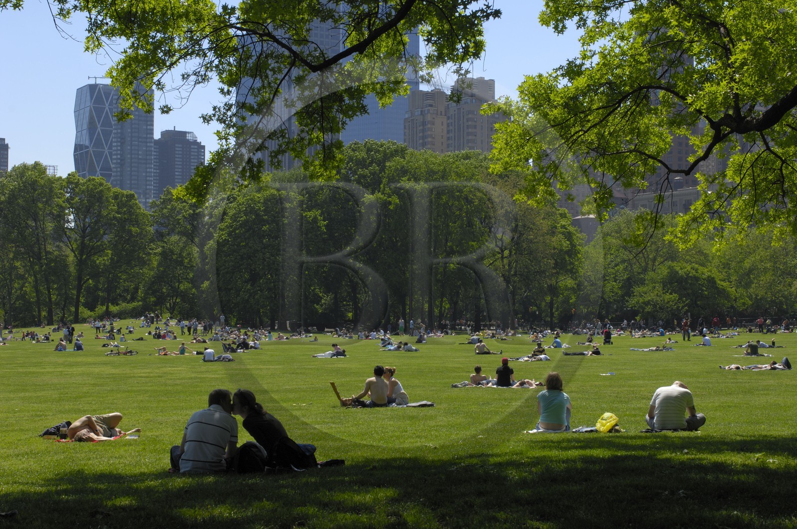 Etats-Unis, New York, Manhattan,  Central Park, sheep meadow, baiser d'amoureux