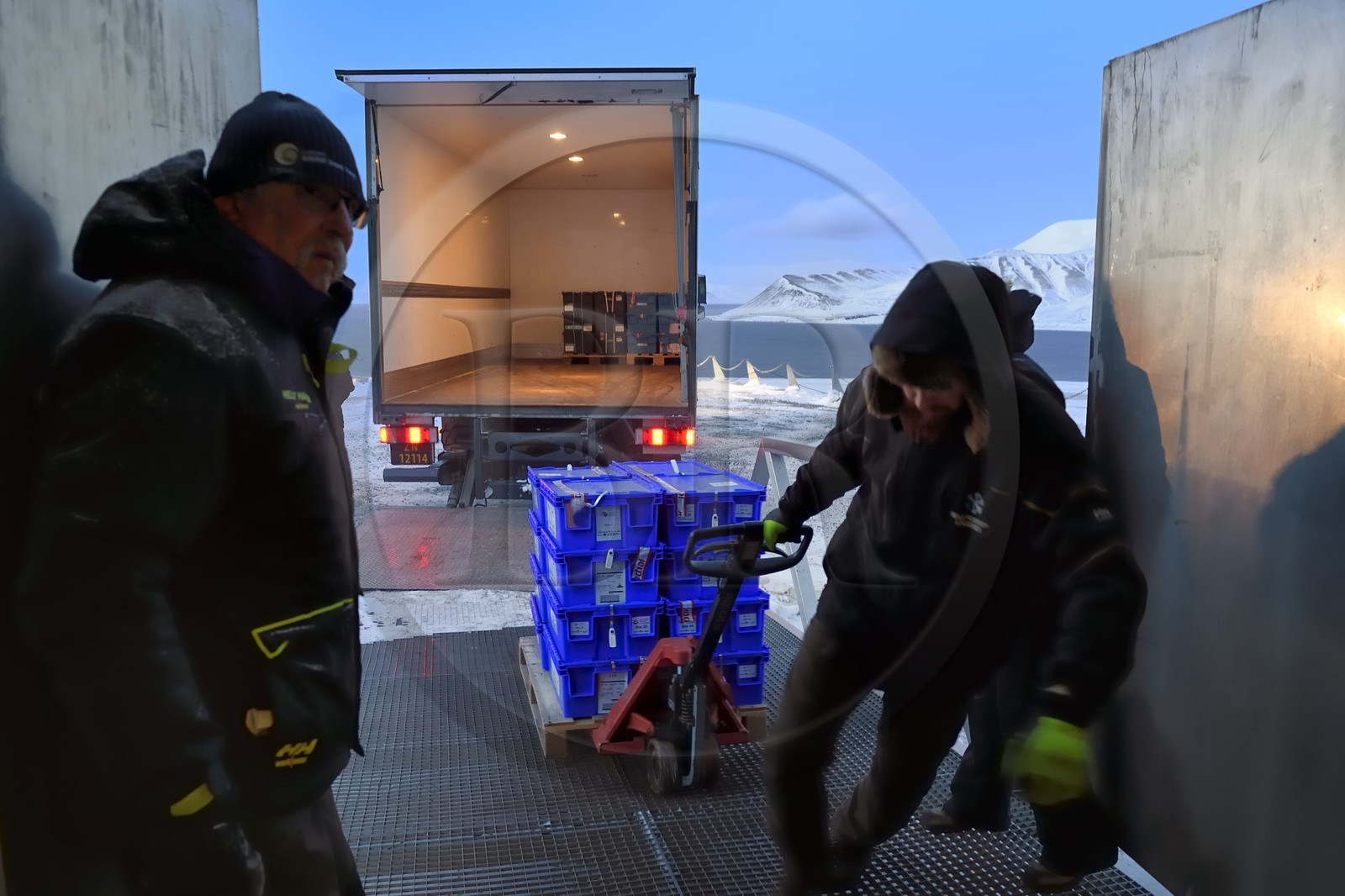Norvège, Svalbard, Spitzberg, Longyearbyen, la Réserve mondiale de semences du Svalbard (banque de graines du Global Seed Vault) permet une sauvegarde de sécurité pour les collections existantes de banques de gènes, livraison des semences par NordGen