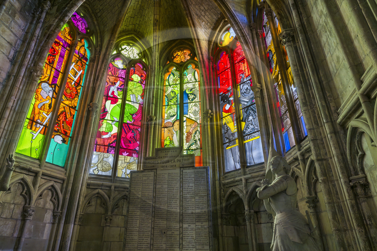 France, Nièvre (58), Nevers, cathédrale Saint-Cyr-et-Sainte-Julitte, vitraux contemporains des artistes Jean-Michel Alberola, Claude Viallat, Gottfried Honegger, Raoul Ubac et François Rouan dans une architecture gothique
