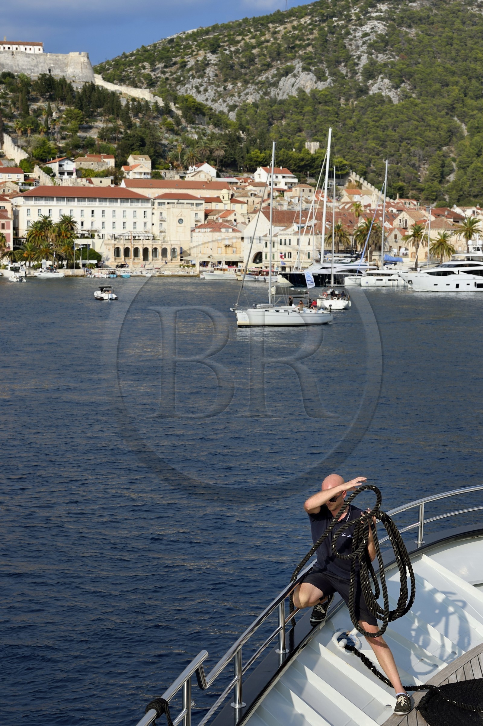 Croatie, Dalmatie, cote dalmate, Ile de Hvar, la ville de Hvar dominé par sa Forteresse espagnole