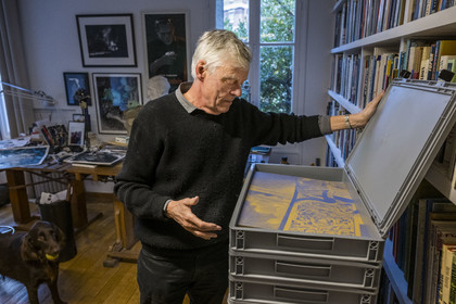 France, Paris (75), le dessinateur et auteur de bande-dessinée François Schuiten dans son atelier parisien, son dessin sur une des futures plaques de céramique qui orneront le quai de la station de métro Pont de Sèvres du futur réseau du Grand Paris Express