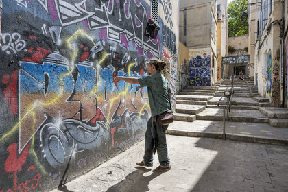 France, Bouches-du-Rhône (13), Marseille, quartier du Panier, graffitis du street artist Rodney dans une ruelle perpendiculaire à la rue du Refuge